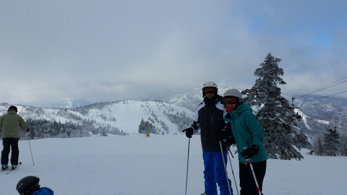 japan skiers on slopes 01